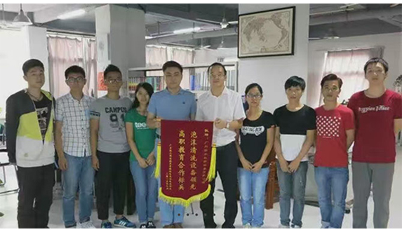 祝賀廣州輕機科技特派專家李湘?zhèn)ソ淌诒黄笧檠胍暋吨袊竽苁帧贰皺C器人傳奇”項目的專家評委